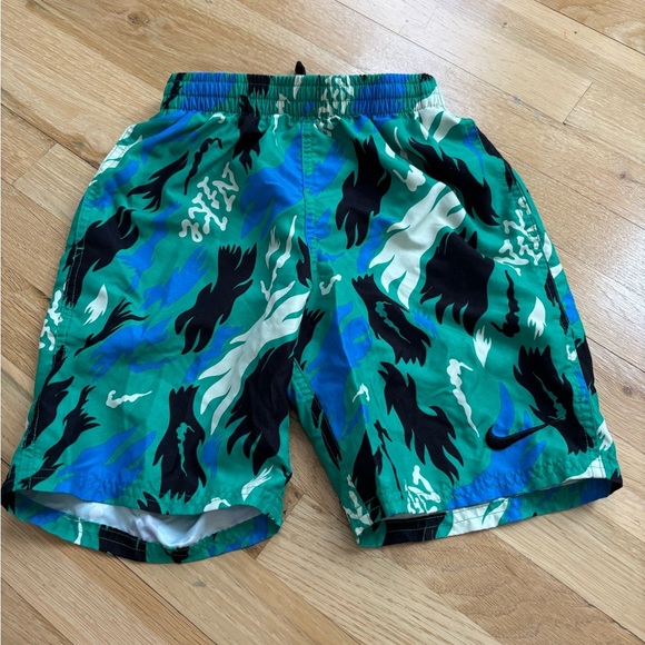 Nike Boys Green and Black Patterned Swim Shorts Size M - Picture 1 of 3